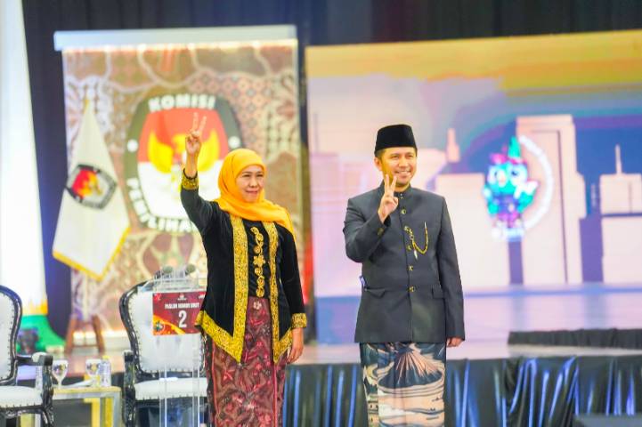 Pasangan Calon Gubernur dan Wakil Gubernur Jawa Timur Nomor Urut 2 Khofifah Indar Parawansa dan Emil Elestianto Dardak tampil unggul dalam debat perdana Pilgub Jatim, yang digelar di Graha Unesa, Jumat (18/10/2024) (dok. Cagub Jawa Timur 02)