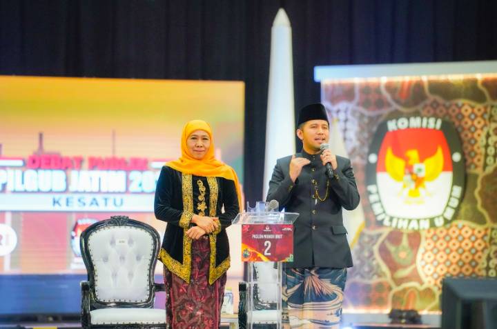 Pasangan Calon Gubernur dan Wakil Gubernur Jawa Timur Nomor Urut 2 Khofifah Indar Parawansa dan Emil Elestianto Dardak tampil unggul dalam debat perdana Pilgub Jatim, yang digelar di Graha Unesa, Jumat (18/10/2024) (dok. Cagub Jawa Timur 02)