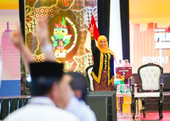 Pasangan Calon Gubernur dan Wakil Gubernur Jawa Timur Nomor Urut 2 Khofifah Indar Parawansa dan Emil Elestianto Dardak tampil unggul dalam debat perdana Pilgub Jatim, yang digelar di Graha Unesa, Jumat (18/10/2024) (dok. Cagub Jawa Timur 02)