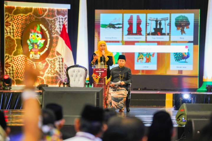 Pasangan Calon Gubernur dan Wakil Gubernur Jawa Timur Nomor Urut 2 Khofifah Indar Parawansa dan Emil Elestianto Dardak tampil unggul dalam debat perdana Pilgub Jatim, yang digelar di Graha Unesa, Jumat (18/10/2024) (dok. Cagub Jawa Timur 02)