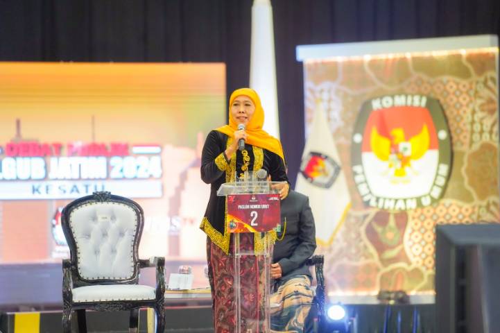 Pasangan Calon Gubernur dan Wakil Gubernur Jawa Timur Nomor Urut 2 Khofifah Indar Parawansa dan Emil Elestianto Dardak tampil unggul dalam debat perdana Pilgub Jatim, yang digelar di Graha Unesa, Jumat (18/10/2024) (dok. Cagub Jawa Timur 02)