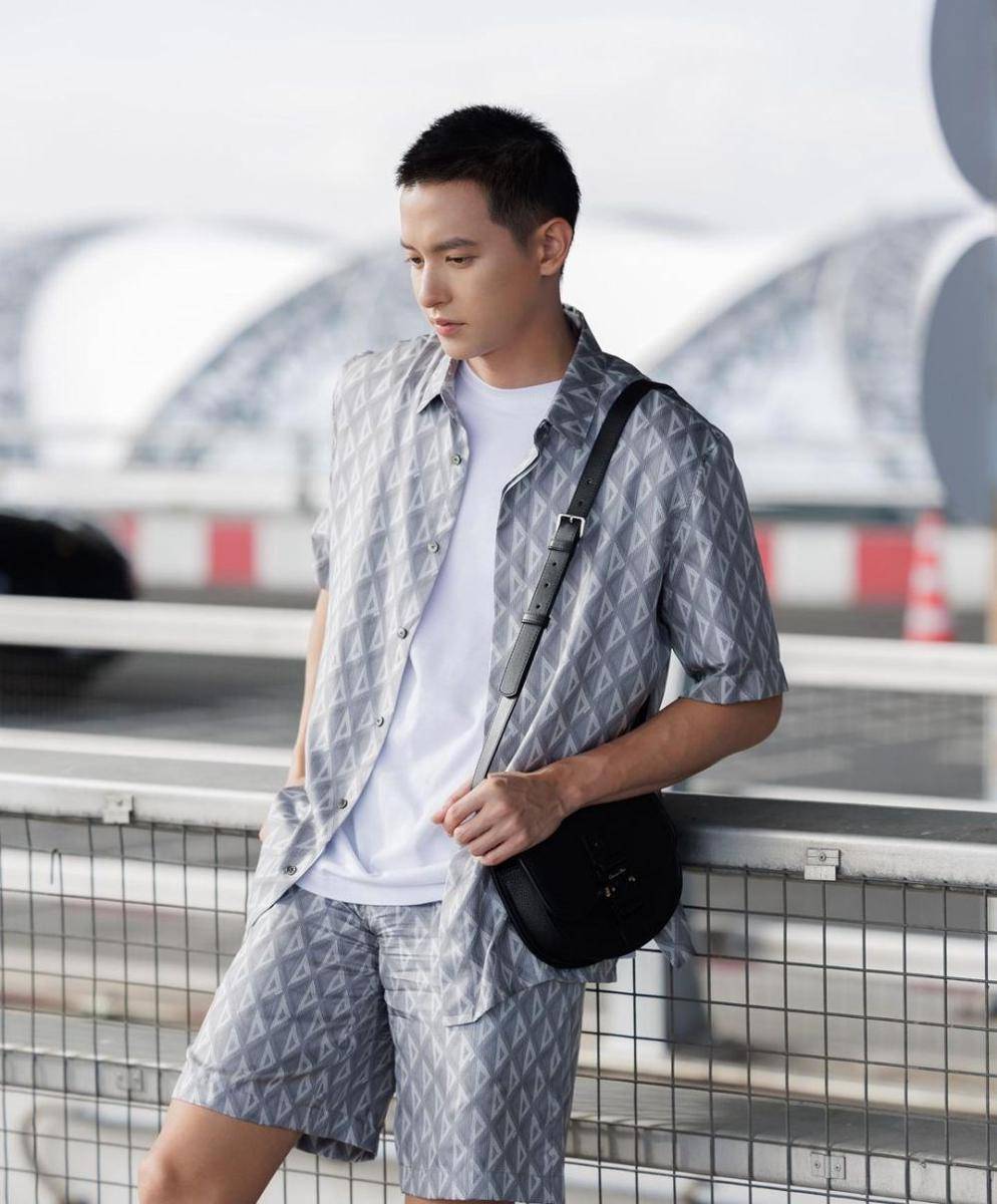 mix and match kemeja ala James Jirayu (instagram.com/jirayu_jj)