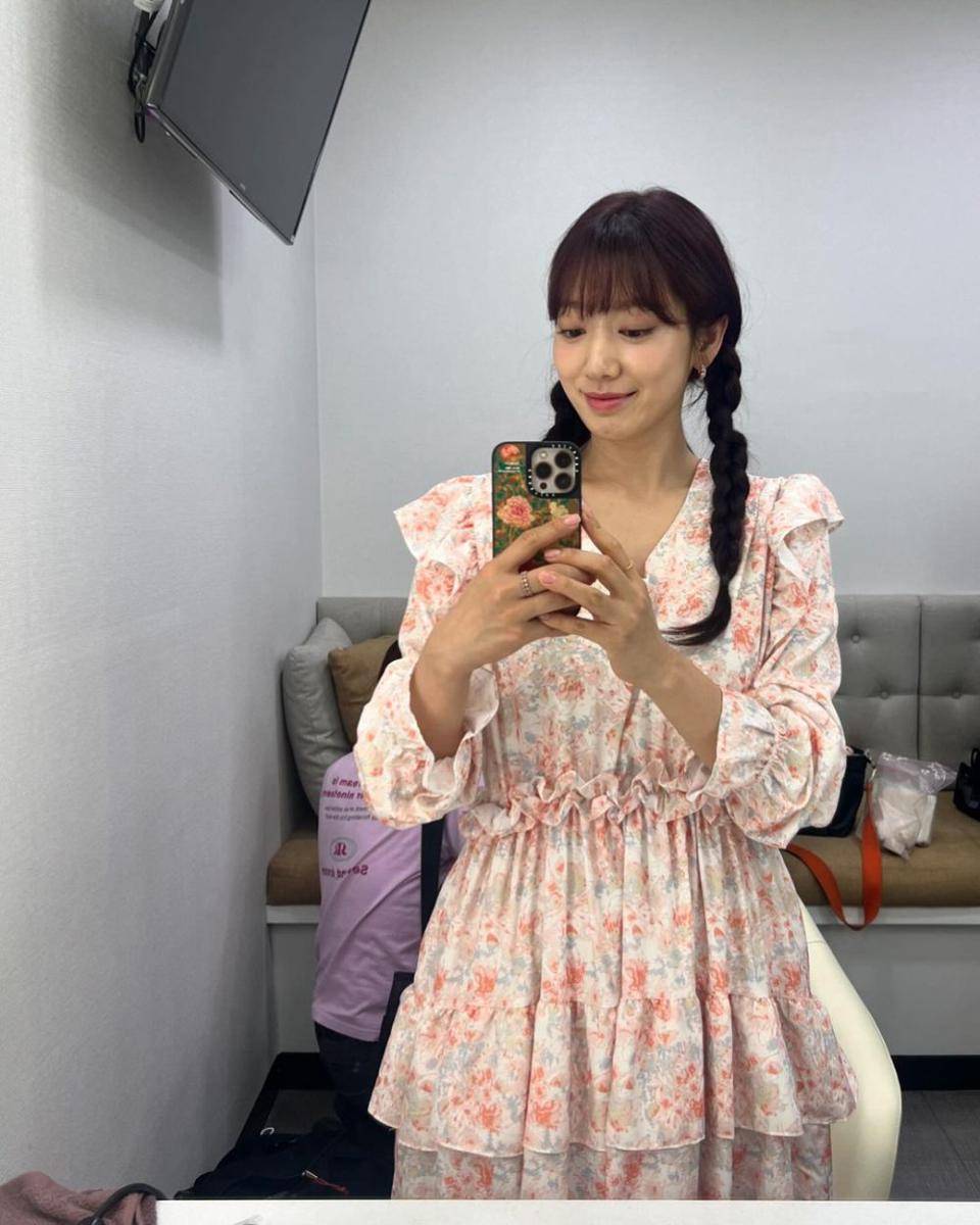 Park Shin Hye di balik layar drama The Judge From Hell (instagram.com/ssinz7)