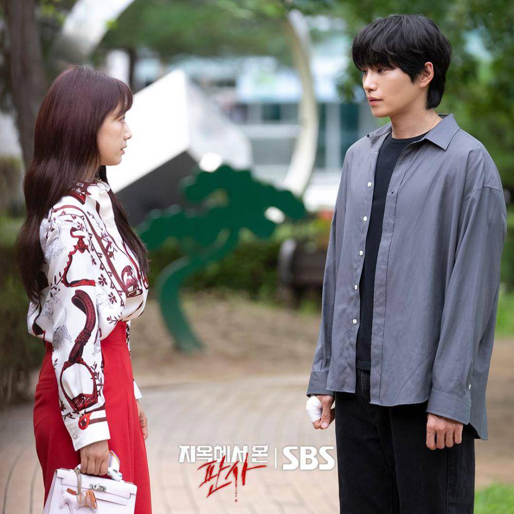 Park Shin Hye dan Kim Jae Young di drama The Judge from Hell (instagram.com/sbsdrama.official)