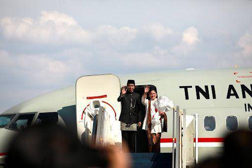 Presiden RI ke-7 Jokowi beserta Iriana Jokowi ketika di Pesawat TNI AU jenis Boeing B737 A7309 (dok. Tim Komunikasi Prabowo)