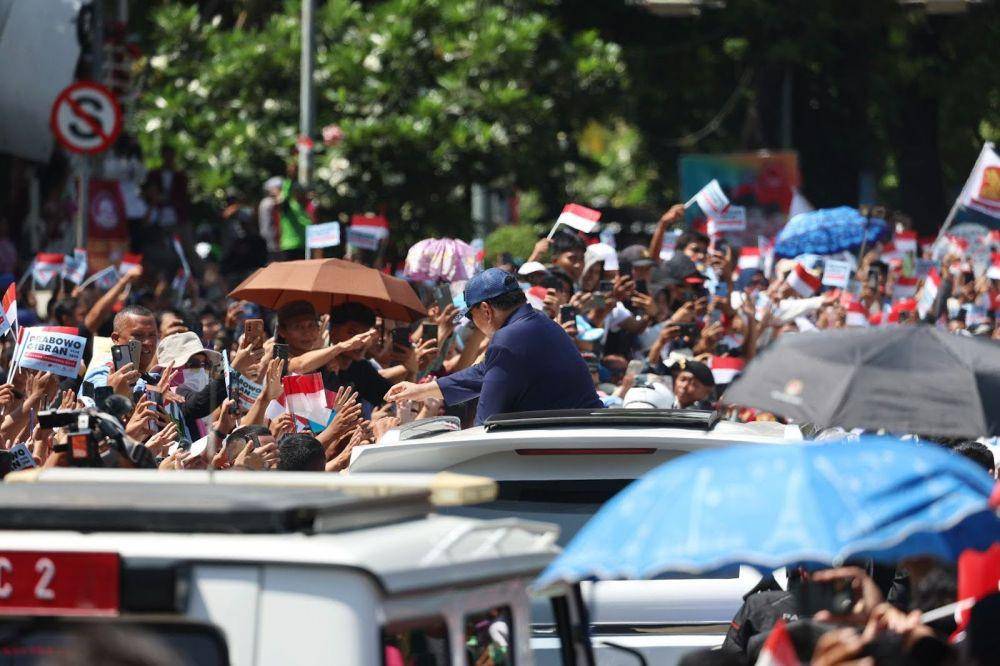 Prabowo Subianto menyapa masyarakat dan menuju Istana Merdeka menggunakan mobil nasional made in Indonesia Pindad Maung sebagai mobil kepresidenan. (dok. Tim Komunikasi Prabowo)
