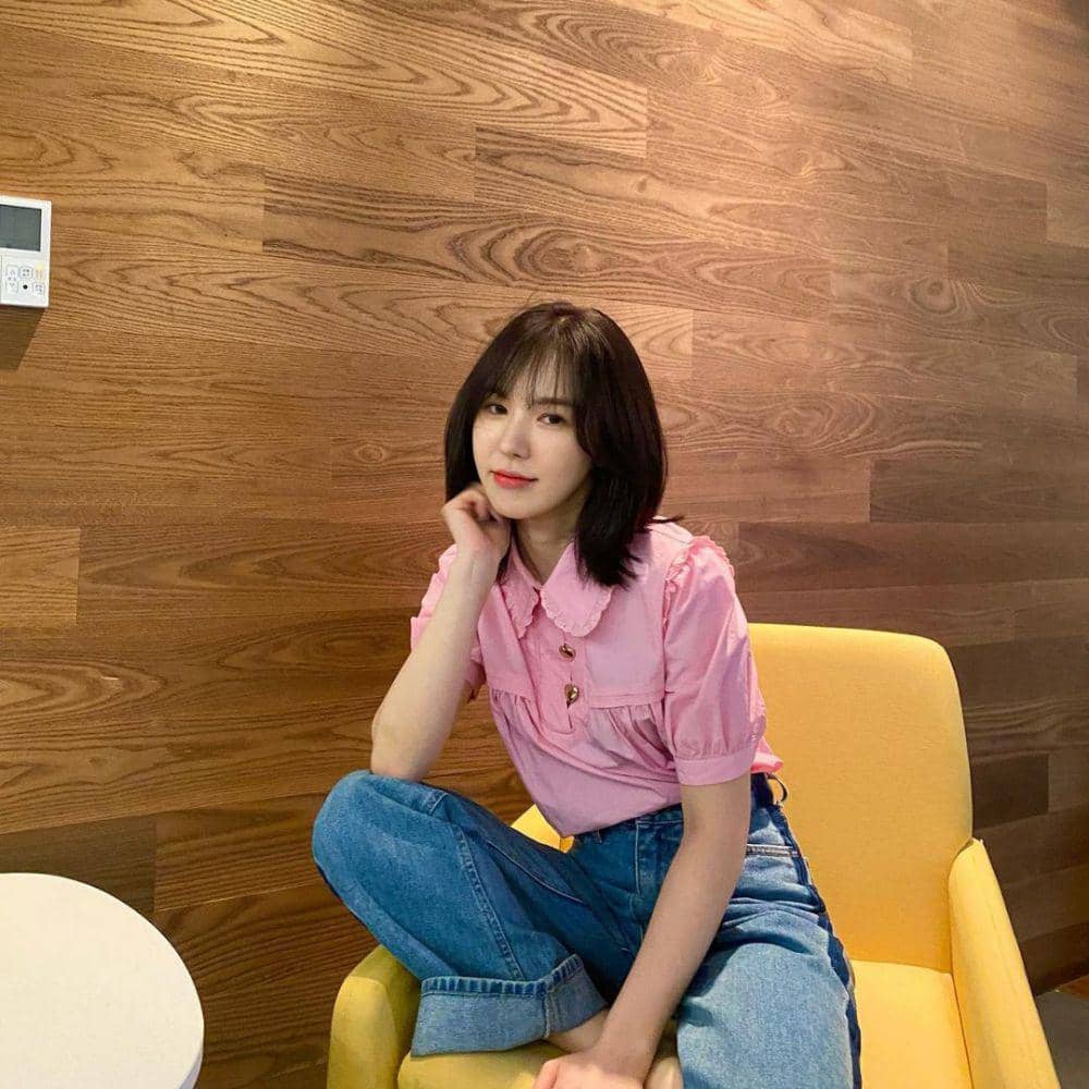 Styling celana jeans Wendy Red Velvet (www.instagram.com/todayis_wendy)