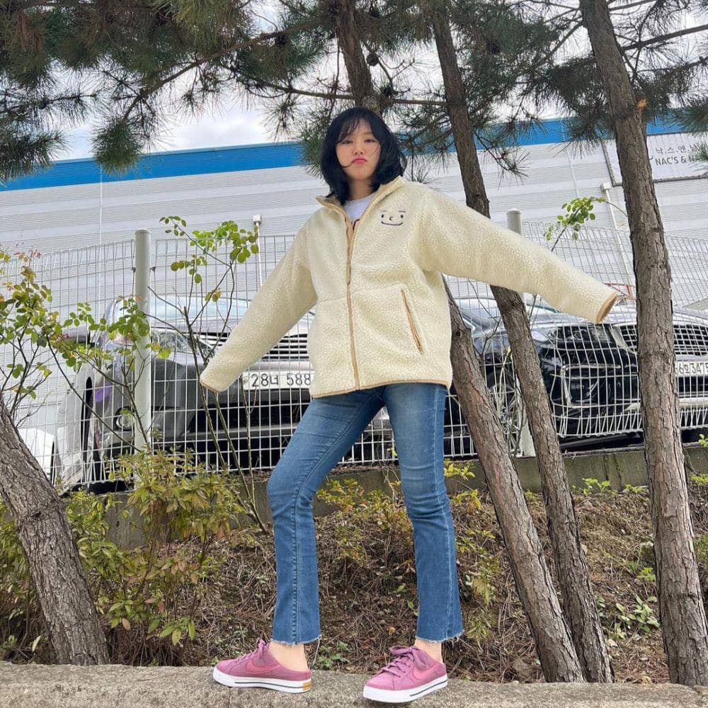 Styling celana jeans Wendy Red Velvet (www.instagram.com/todayis_wendy)