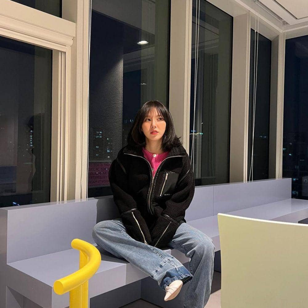 Styling celana jeans Wendy Red Velvet (www.instagram.com/todayis_wendy)