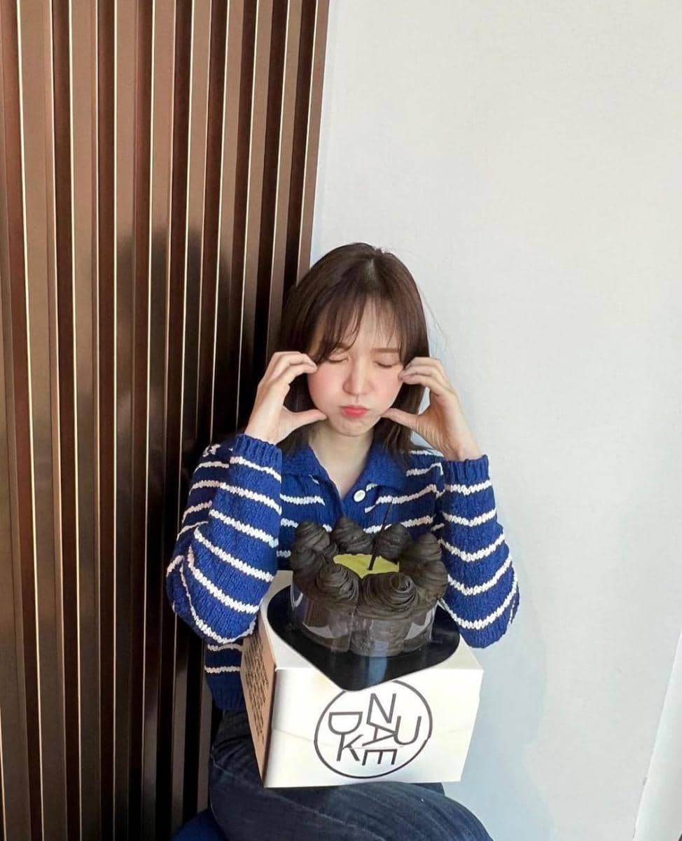 Styling celana jeans Wendy Red Velvet (www.instagram.com/todayis_wendy)