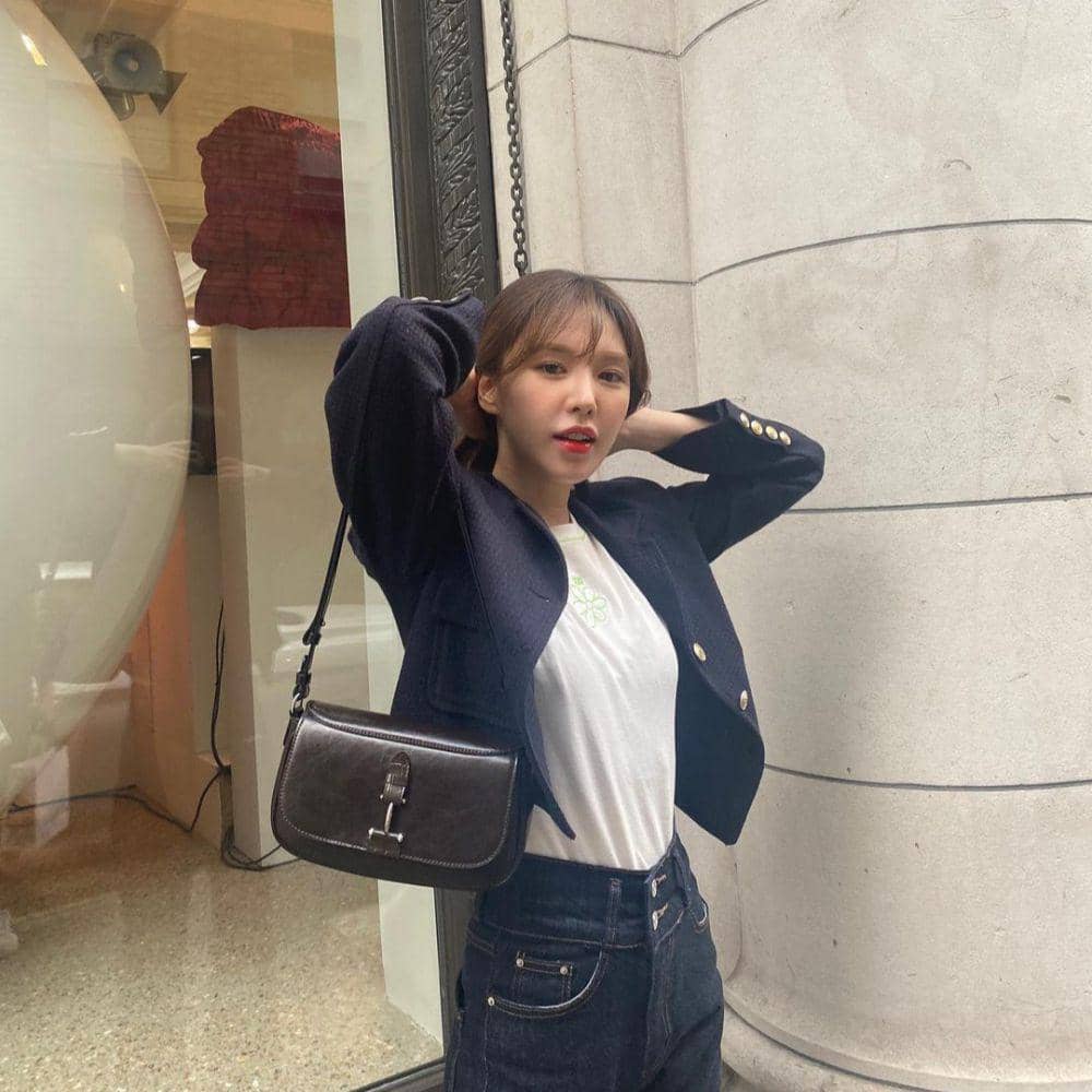 Styling celana jeans Wendy Red Velvet (www.instagram.com/todayis_wendy)