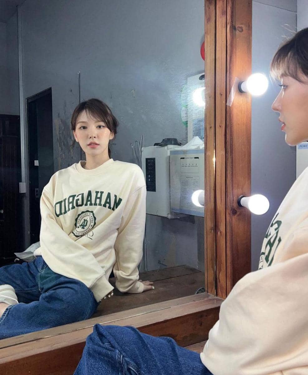 Styling celana jeans Wendy Red Velvet (www.instagram.com/todayis_wendy)
