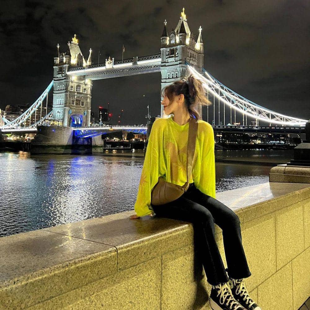 Styling celana jeans Wendy Red Velvet (www.instagram.com/todayis_wendy)