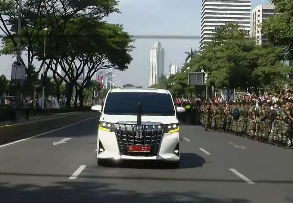 Tinggalkan Rumah Kertanegara, Prabowo Lambaikan Tangan ke Awak Media