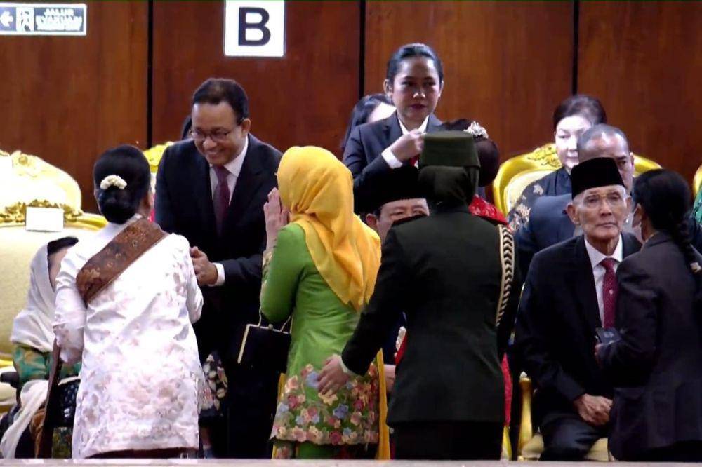 Momen Anies bersalaman dengan Iriana jelang pelantikan Prabowo-Gibran pada Minggu (20/10/2024). (youtube.com/Sekretariat Presiden)