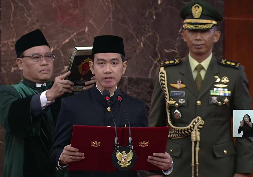 Prabowo dan Gibran ucap sumpah jabatan di Gedung MPR/DPR pada Minggu (20/10/2024). (youtube.com/MPRGOID)