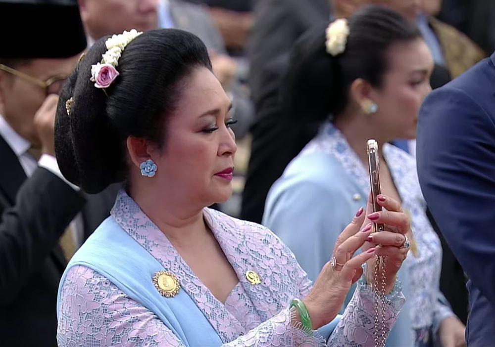 Titiek Soeharto Rekam Momen Pelantikan Prabowo Jadi Presiden