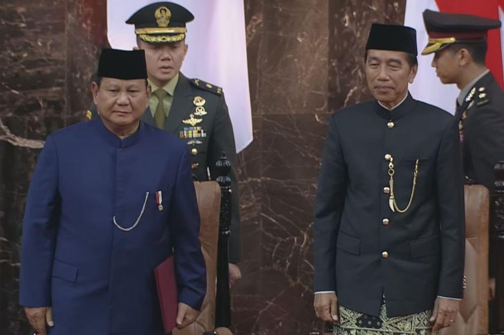 Prabowo dan Jokowi tukar kursi usai pelantikan presiden dan wapres terpilih di Gedung MPR/DPR pada Minggu (20/10/2024). (youtube.com/MPRGOID)