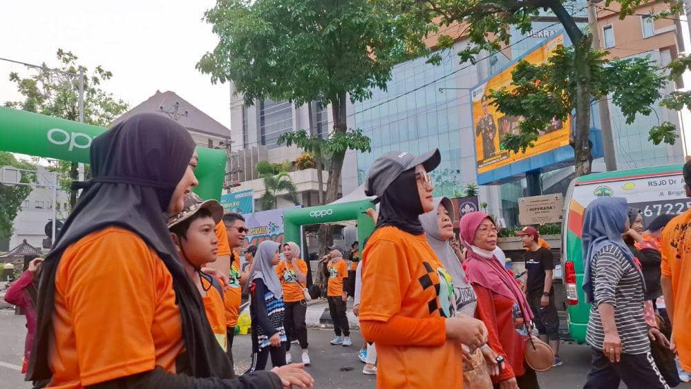 Para psikiater RSJD Amino Gondohutomo melakukan aksi sosial dalam memperingati Hari Kesehatan Jiwa Sedunia dengan kegiatan fun run bertajuk “Mlayu Bareng Psikater” di Simpang Lima Semarang, Minggu (20/10/2024). (dok. Amino Hospital)