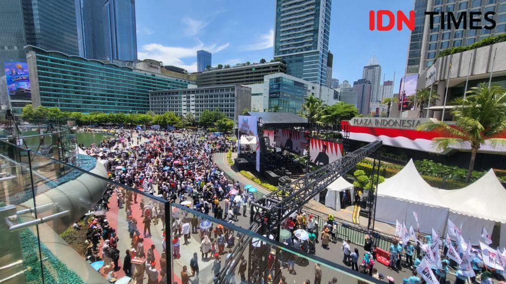 Warga memadati panggung hiburan di depan Plaza Indonesia, Bundaran HI, Minggu (20/10/2024). (IDN Times/Aji Pitoko).