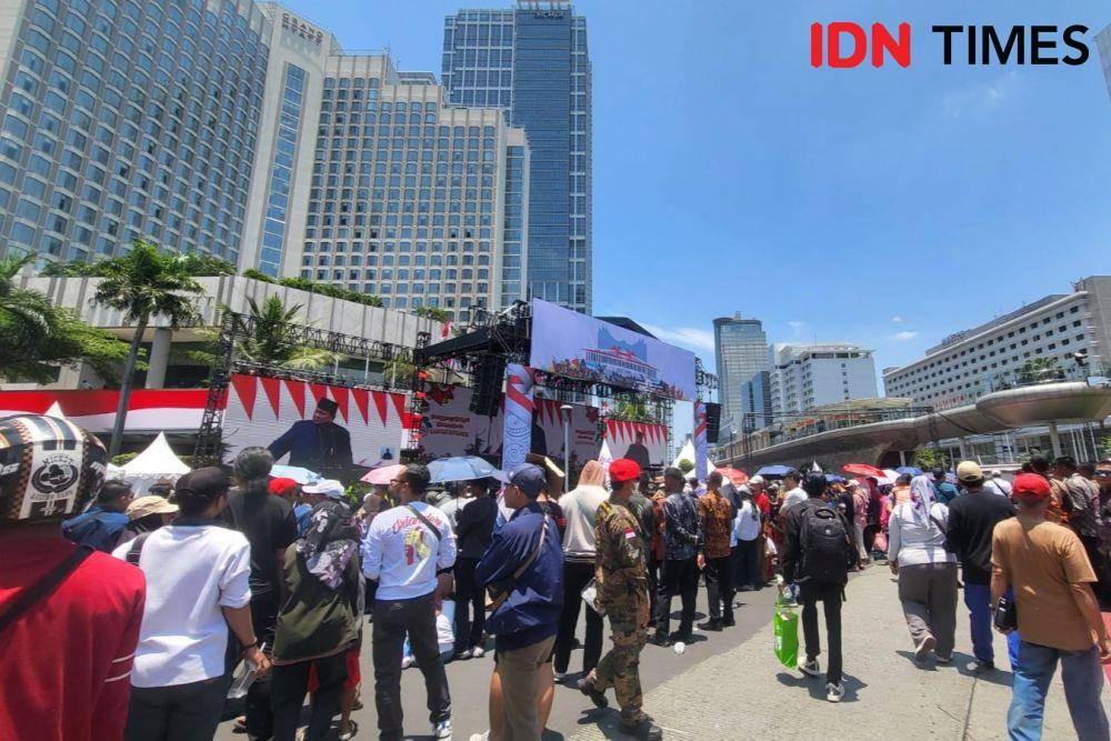Kawasan Bundaran HI ramai dipadati warga yang ingin menyambut kedatangan Presiden dan Wapres RI, Prabowo dan Gibran. (IDN Times/Ridwan Aji Pitoko)