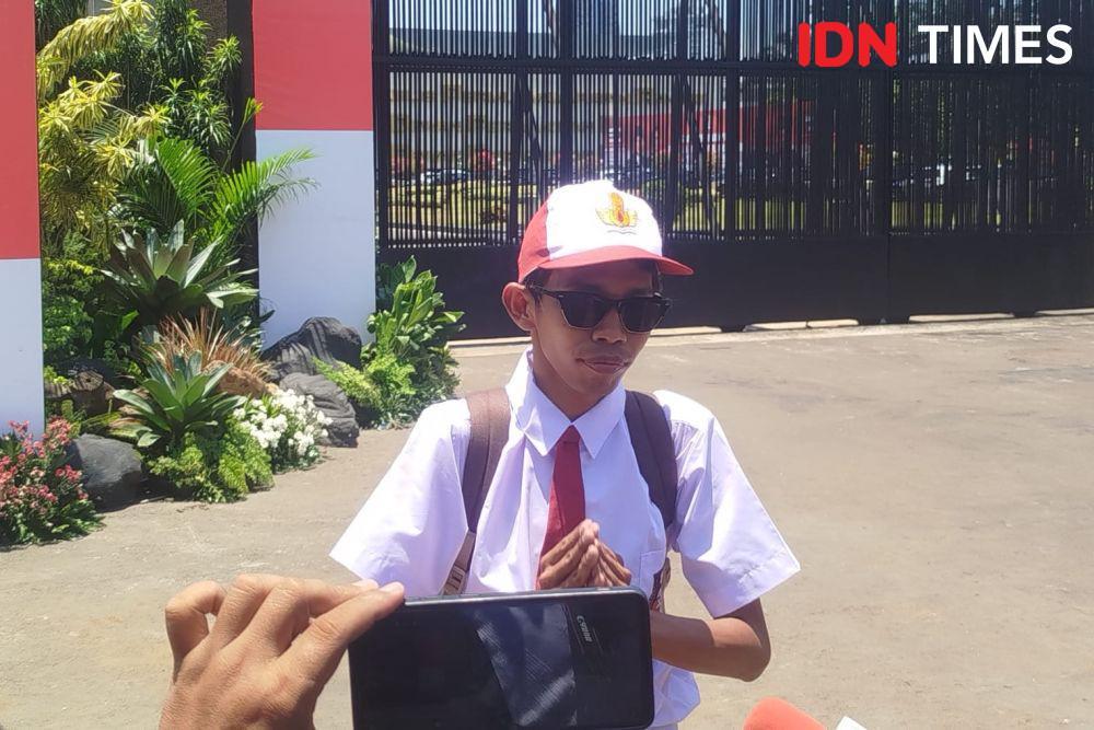 Pakai Baju SD, Dede Sunandar Kunjungi Pelantikan Prabowo-Gibran di MPR