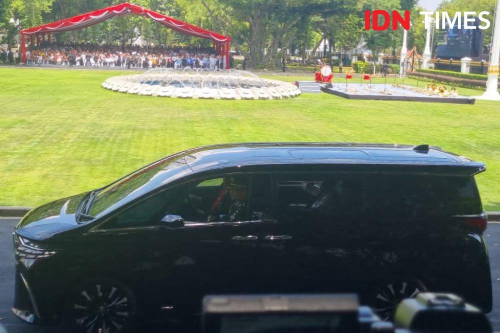 Jokowi Kembali ke Istana Tanpa Mobil Pelat Indonesia 1
