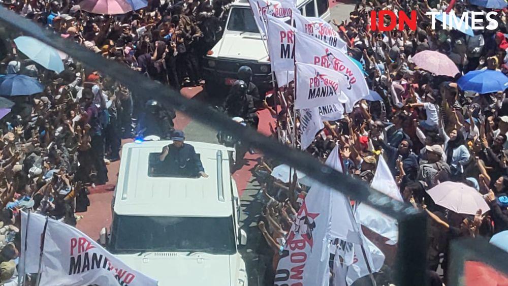 Prabowo Sapa Warga di Bundaran HI dari Atas Mobil