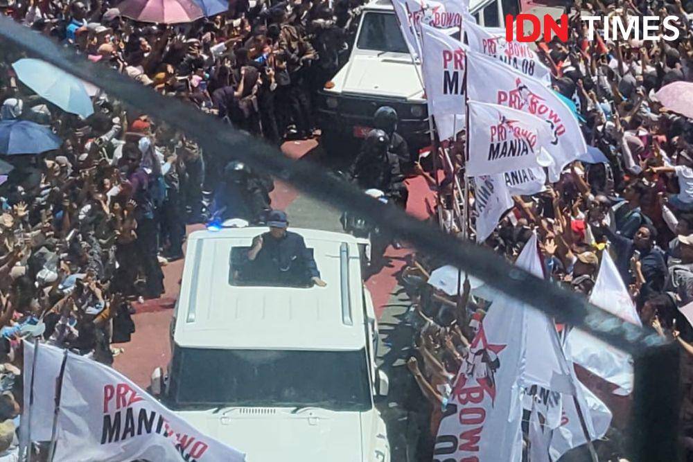 Presiden Prabowo Subianto sapa warga di Bundaran HI dari atas mobil usai dilantik pada Minggu (20/10/2024). (IDN Times/Ridwan Aji Pitoko)