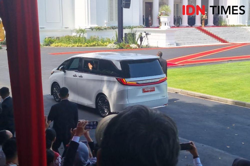 Tiba di Istana, Gibran Pakai Mobil Dinas Lexus LM350 Seharga Rp2 M