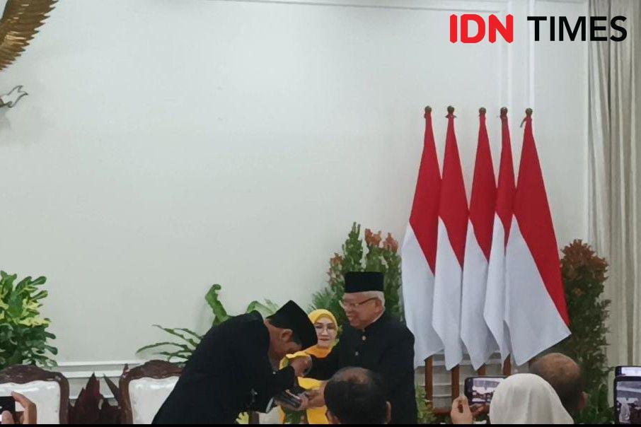 Gibran Cium Tangan Ma'ruf Amin saat Sertijab Wapres