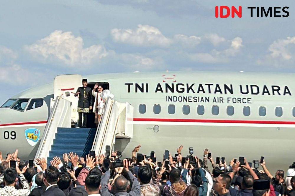 Jokowi dan Iriana pulang kampung melalui Halim Perdanakusuma diantar oleh Presiden Prabowo Subianto pada Minggu (20/11/2024). (IDN Times/Fadhliansyah)