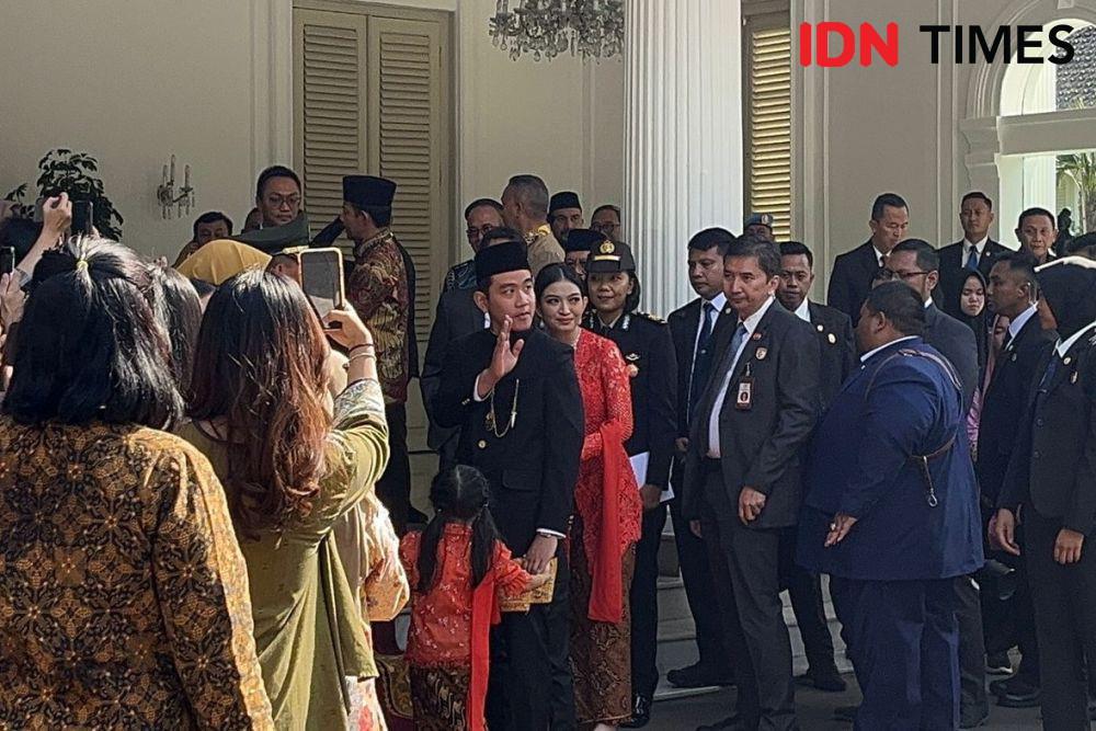 Gibran Senyum ke Awak Media usai Antar Ma'ruf Tinggalkan Istana Wapres