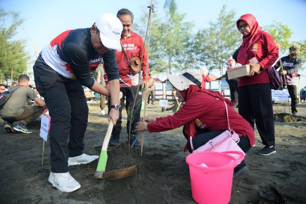 Pantai Tirang Semarang Bersolek Lewat Bersih-Bersih dan Tanam Pohon