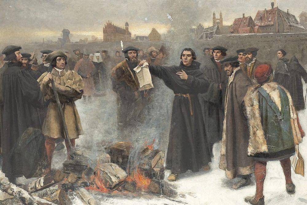lukisan Martin Luther membakar Bulla Kepausan di alun-alun Wittenberg pada 1520 (commons.wikimedia.org/Karl Aspelin)