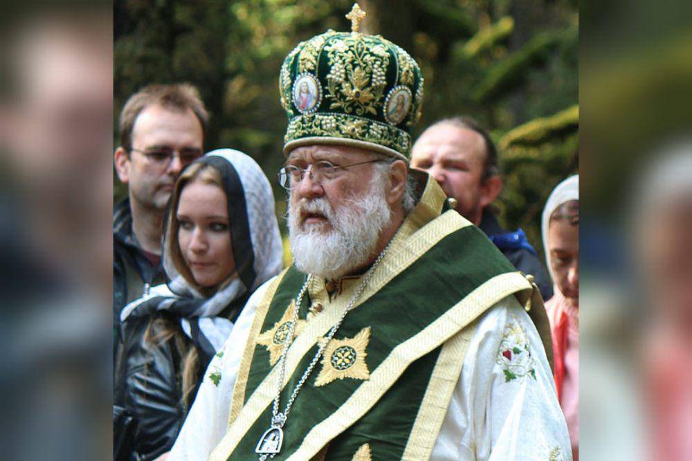 Uskup Agung Benjamin Peterson, kepala Gereja Ortodoks di Keuskupan Alaska di Amerika, mengambil bagian dalam liturgi ilahi di kapel Santo Sergius dan Herman dari Valaam pada Rabu (08/08/2012) di Pulau Spruce. (commons.wikimedia.org/Nicole Klauss)