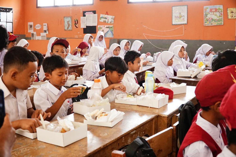 Polresta Bandung Pantau Uji Coba Makan Siang Gratis SDN Lemburmuncang