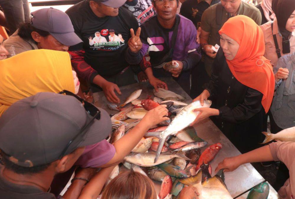 Cagub Khofifah Janjikan Pemecah Ombak ke Nelayan Banyuwangi