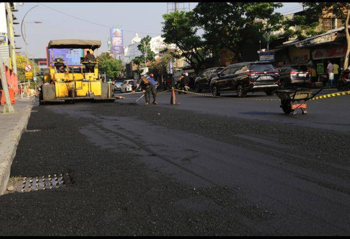 Pengaspalan jalanan Kota Surabaya. (Dok. Diskominfo Kota Surabaya)