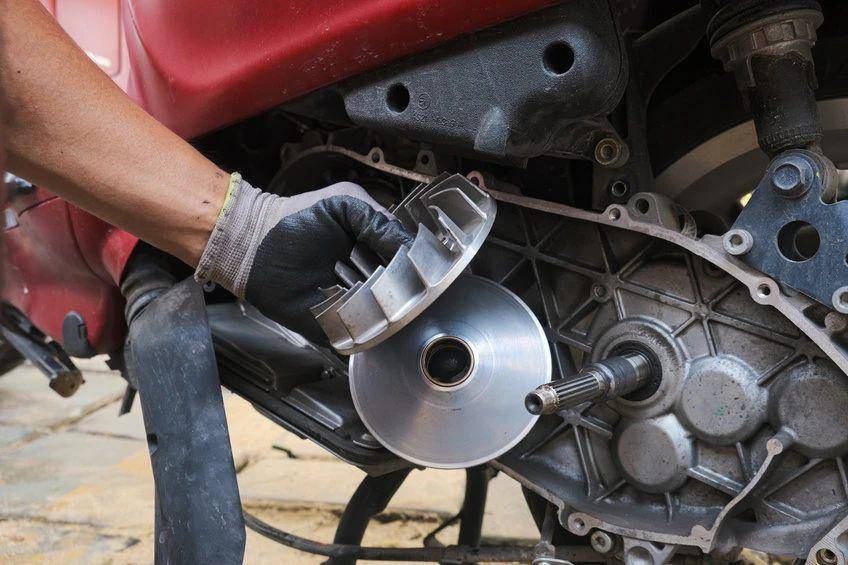 Ilustrasi mekanik yang sedang melakukan pengecekan cvt(suzuki.id)
