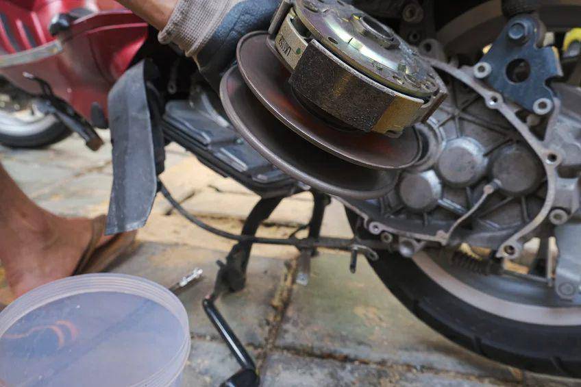 Ilustrasi mekanik yang sedang melakukan pemeriksaan kopling(suzuki.id)
