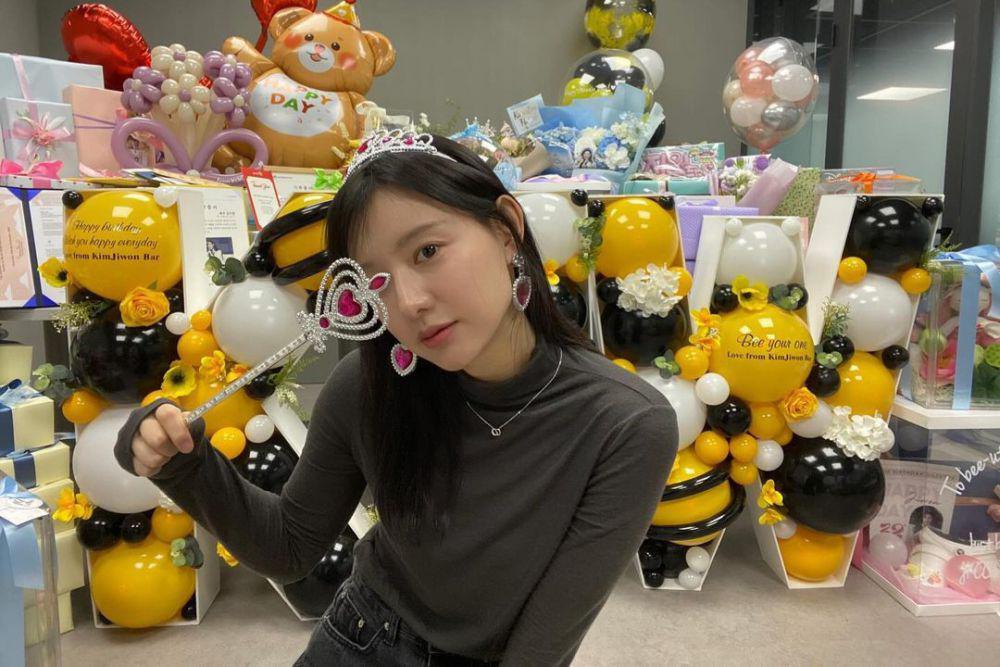 7 Potret Ulang Tahun Kim Ji Won ke-32, Dapat Hadiah Jajanan Indonesia