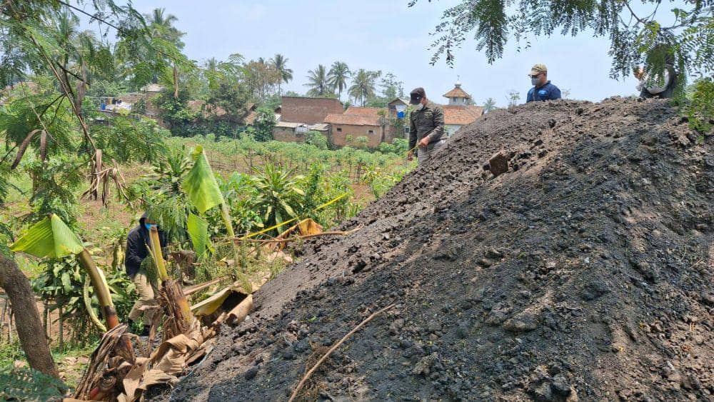 PPLH dari DLH KBB Sidak di Lokasi Pembuangan Limbah di Bandung Barat. (Rizki/IDN Times)