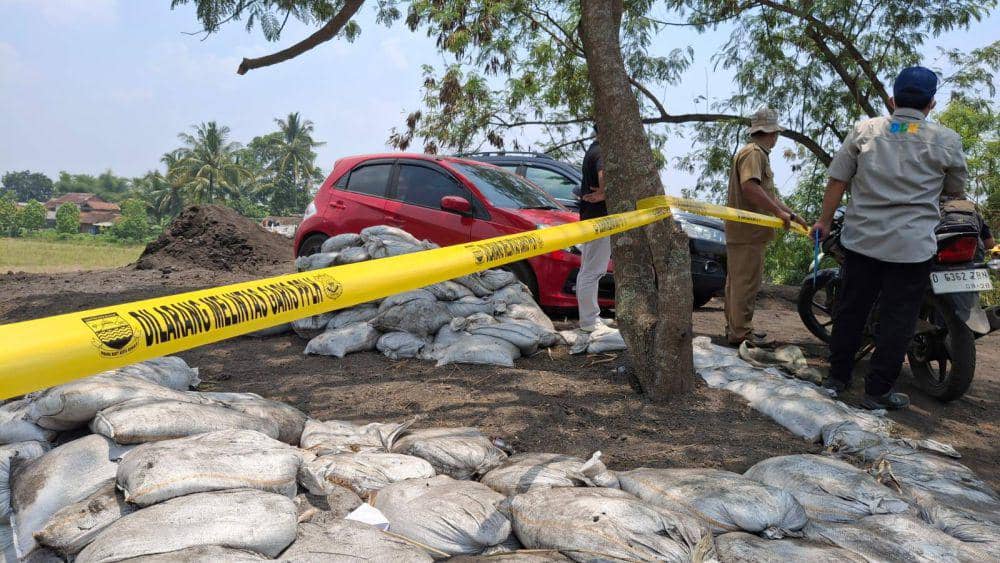 Lokasi Pembuangan Limbah di Bandung Barat Dipasangi PPLH Line. (Rizki/IDN Times)
