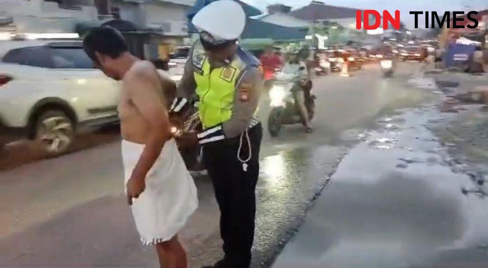 Viral Aksi Humanis Polisi di Landak Beri Baju ke ODGJ yang Bugil