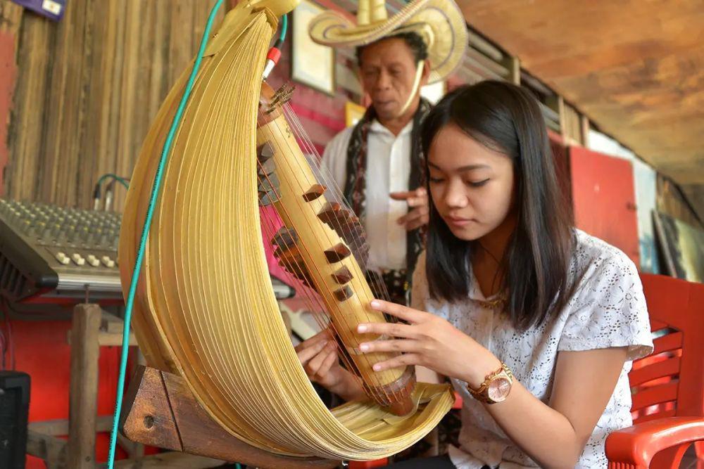 Cara Memainkan Alat Musik Sasando serta Nada dan Tekniknya