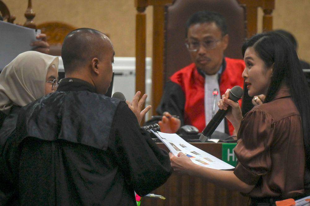 Artis Sandra Dewi bersiap memberikan kesaksian dalam sidang lanjutan kasus dugaan korupsi tata niaga timah di wilayah Izin Usaha Pertambangan (IUP) PT Timah tahun 2015-2022 dengan terdakwa Harvey Moeis di Pengadilan Tipikor, Jakarta, Senin (21/10/2024). (ANTARA FOTO/Muhammad Ramdan)