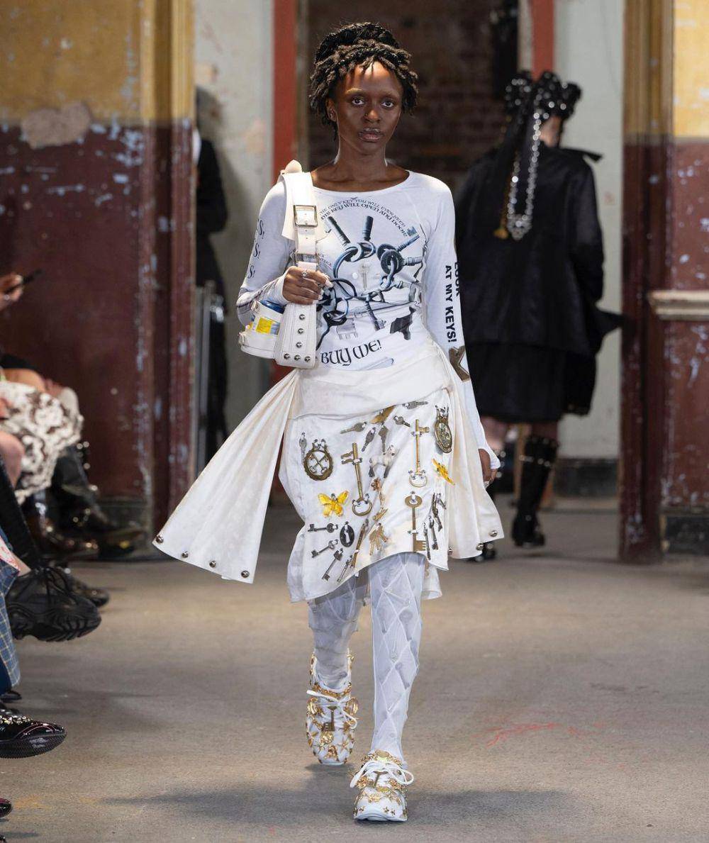 koleksi SS25 Chopova Lowena di London Fashion Week 2024 (instagram.com/chopovalowena)