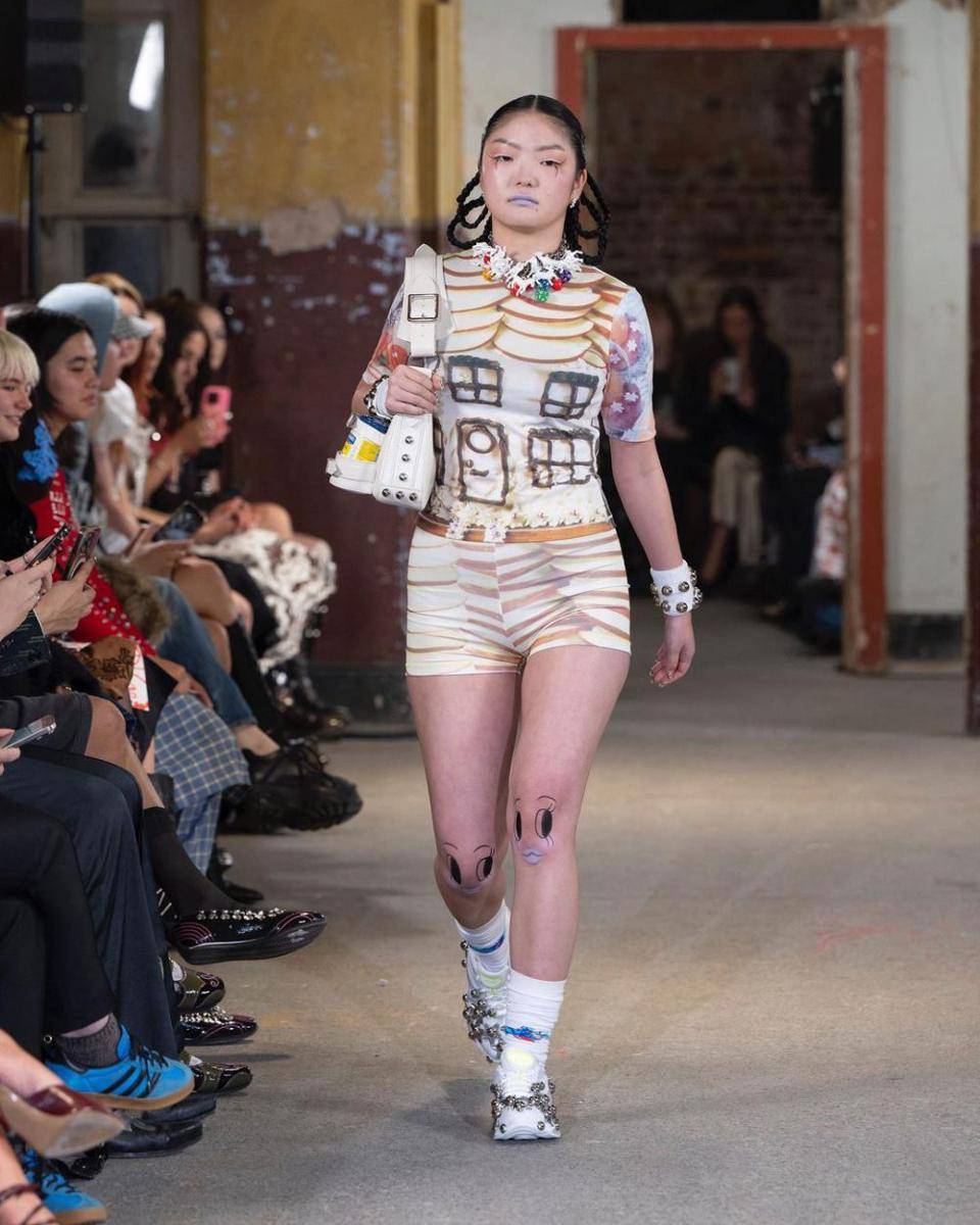 koleksi SS25 Chopova Lowena di London Fashion Week 2024 (instagram.com/chopovalowena)