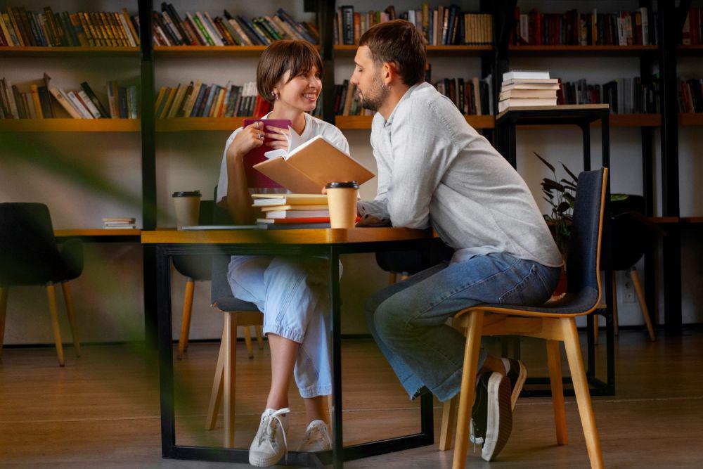 5 Alasan Pacaran Sama Kutu Buku Bisa Lebih Seru, Gak Selamanya Kaku!